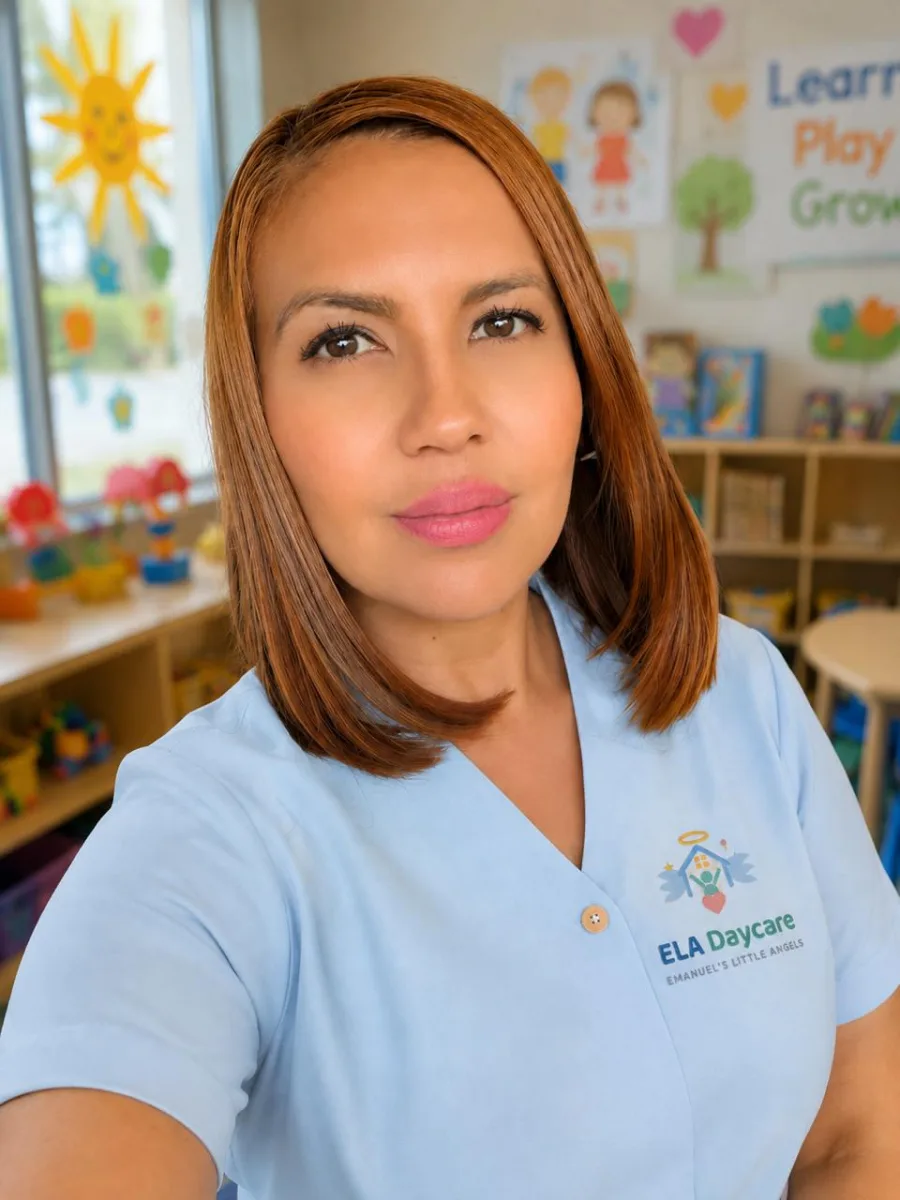 Retrato profesional de la asistente con uniforme de ELA Daycare