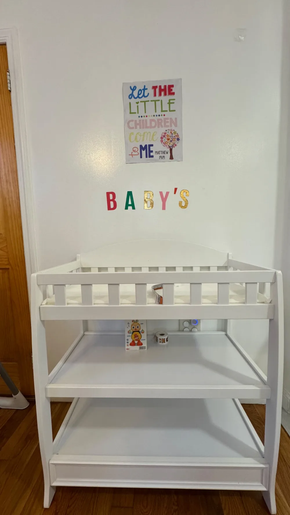 Rincón de bebés: cambiador con letrero 'Baby's'
