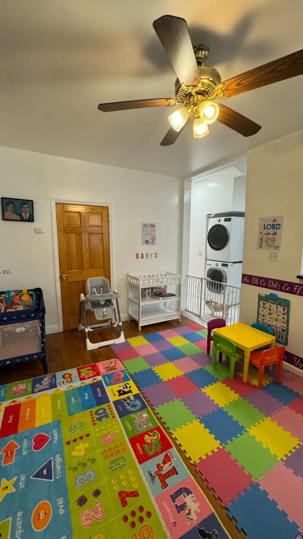 Sala con TV y alfombra de colores para niños en edad escolar