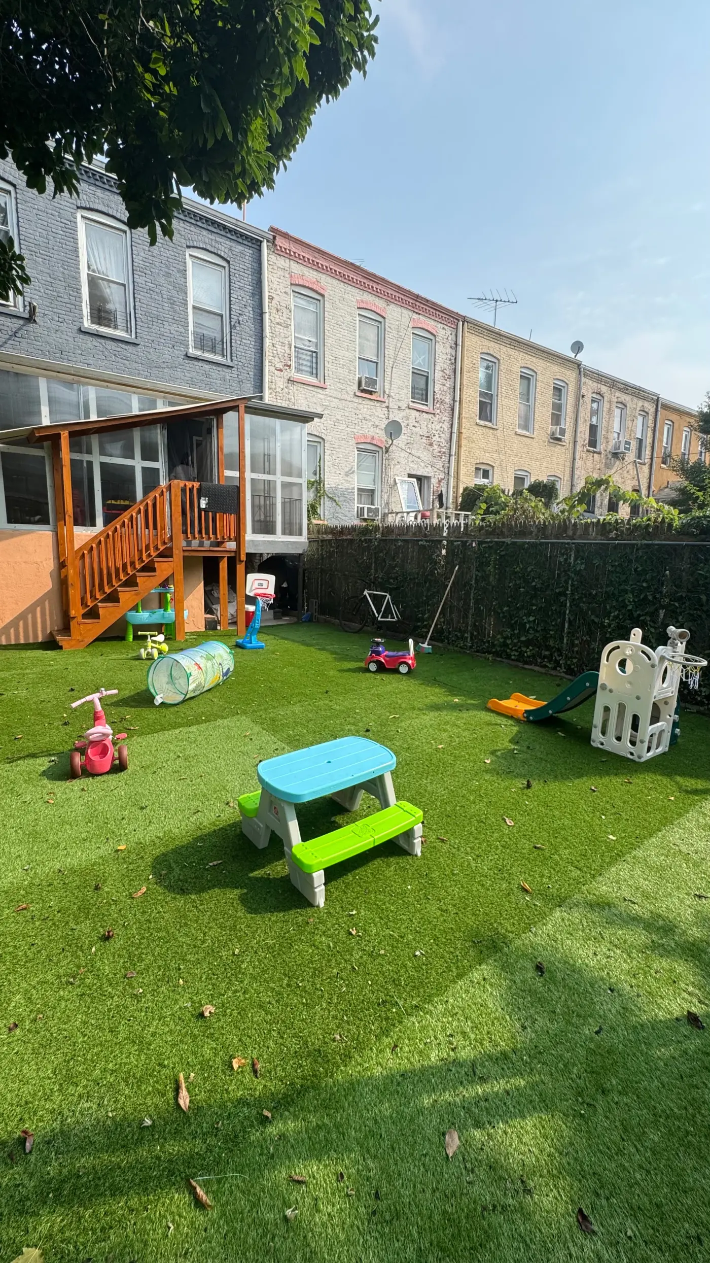 Vista del patio trasero del daycare con la casa al fondo